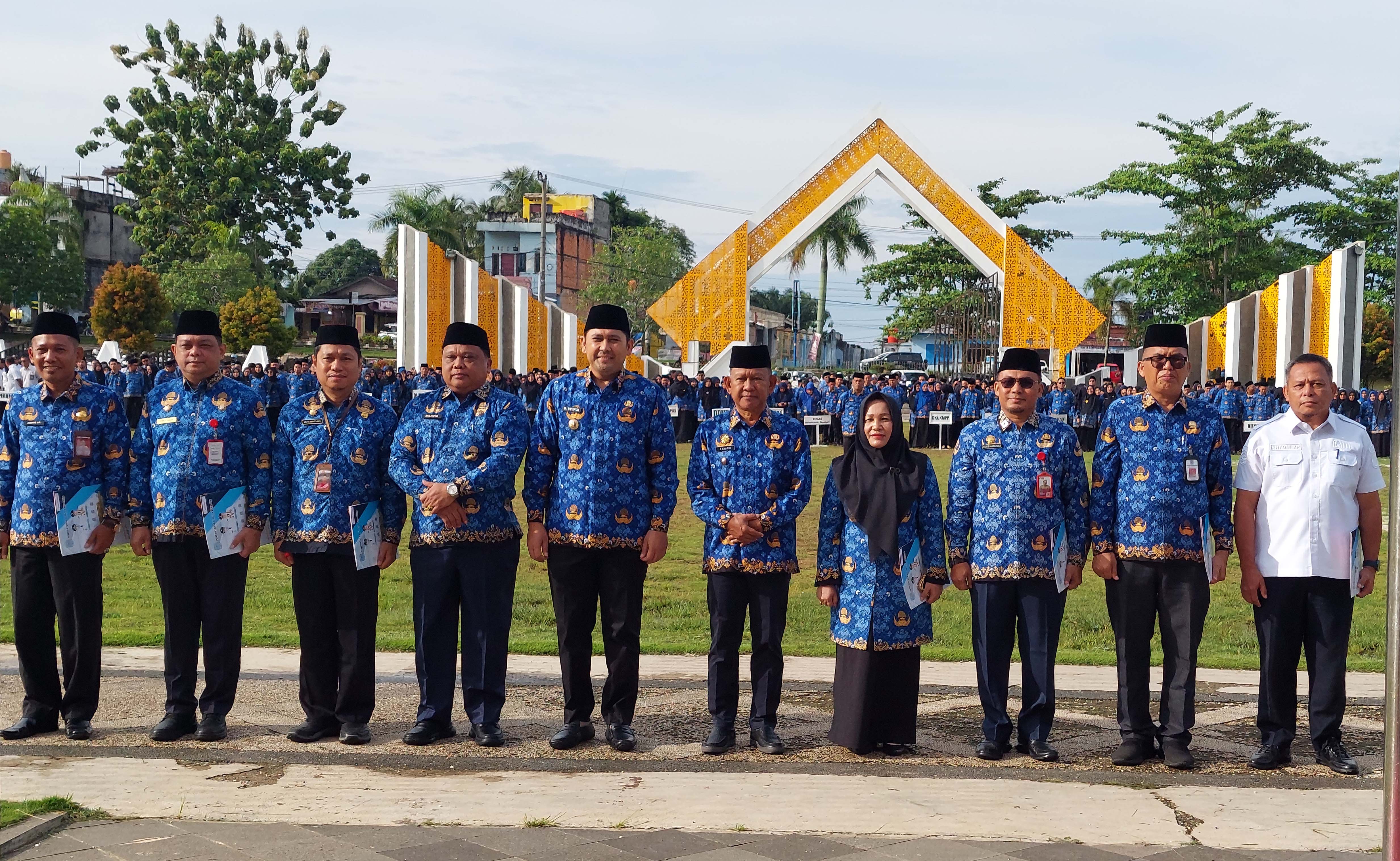 Bupati Merangin M. Syukur Beri Penghargaan Kepada 7 OPD Terdisiplin di Jajaran Pemkab Merangin